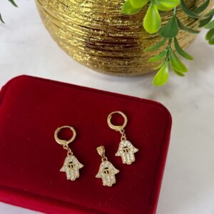 J18032 JUEGO DE DIJE Y ARETES MANO DE FATIMA 18K