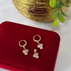 J18031 JUEGO DIJE Y ARETES DISEÑO FLOR 18K