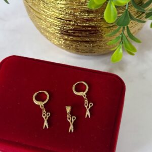 J18030 JUEGO DE DIJE Y ARETES DISEÑO TIJERAS 18K