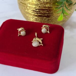 J18033 JUEGO DIJE Y ARETES DISEÑO DELFIN 18K
