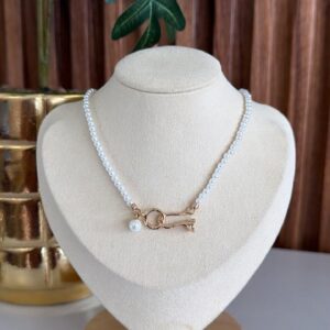 CD18001 COLLAR CON PERLAS Y DIJES DORADO 42CM 18K