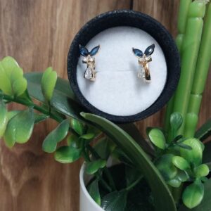 A181091 ARETE DISEÑO MARIPOSA CON PIEDRA AZUL Y BLANCA 18K