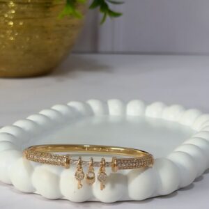 B18059 BRAZALETE CON BRILLOS Y PEQUEÑOS DIJES 18K 57MM