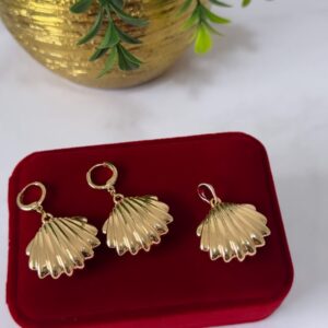 J18034 JUEGO DIJE Y ARETES DISEÑO DE CONCHA 18K