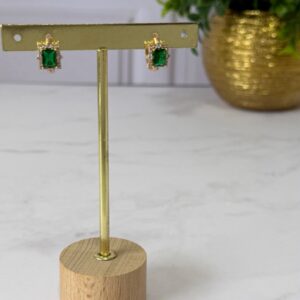 A181126 ARETE CON PIEDRA VERDE Y BRILLOS ALREDEDOR 18K