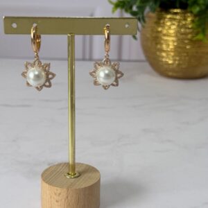 A181154 ARETE DISEÑO DE FLOR CON BRILLOS Y PERLA EN CENTRO 18K