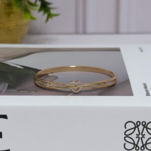 B18067 BRAZALETE CON CORAZON Y CRISTALES AL CENTRO 18K 57MM