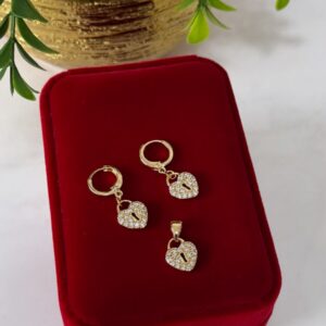 J18041 JUEGO DIJE Y ARETES DISEÑO DE CANDADOS EN FORMA DE CORAZON CON CRISTALES 18K