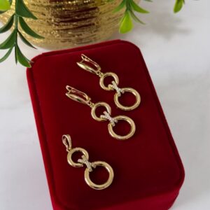 J18047 JUEGO DIJE Y ARETES COLGNTES FORMA DE CIRCULOS Y DETLLES CON CRISTALES 18K