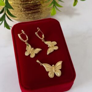 J18046 JUEGO DIJE Y ARETES DISEÑO DE MARIPOSA 18K