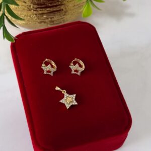 J18039 JUEGO DIJE Y ARETES DISEÑO DE ESTRELLA CON CRISTALES 18K
