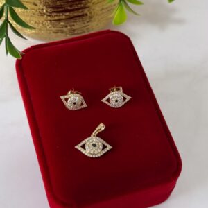 J18044 JUEGO DIJE Y ARETES CON DISEÑO DE OJO CON CRISTALES 18K