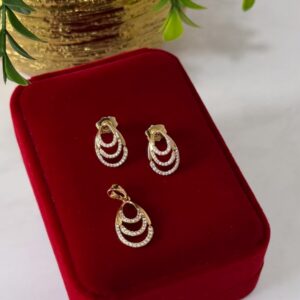 J18048 JUEGO DIJE Y ARETES DE LAGRIMA MULTICAPA CON CRISTALES 18K