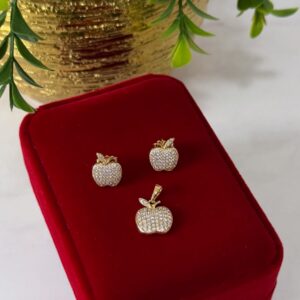 J18038 JUEGO DIJE Y ARETES DISEÑO DE MANZANAS CON CRISTALES 18K