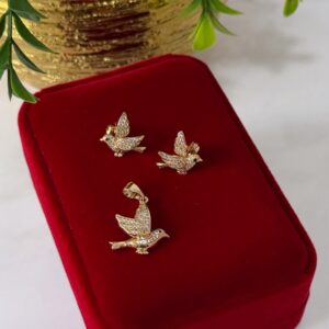 J18051  JUEGO DIJE Y ARETES CON DISEÑO DE PALOMAS CON CRISTALES 18K