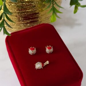 J18043 JUEGO DIJE Y ARETES CON DISEÑO DE MARIQUITAS 18K