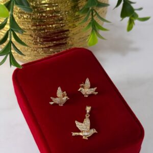 J18049 JUEGO DIJE Y ARETES DISEÑO DE PAJAROS CON CRISTALES 18K