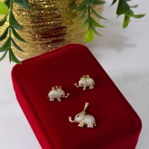 J18052  JUEGO DIJE Y ARETES DISEÑO DE ELEFANTES CON CRISTALES 18K