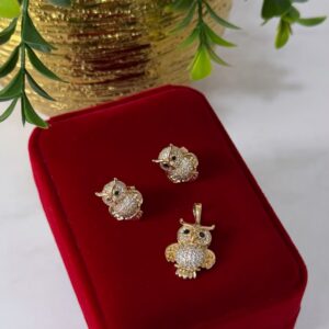 J18053  JUEGO DIJE Y ARETES DISEÑO DE BUHO CON CRISTALES 18K