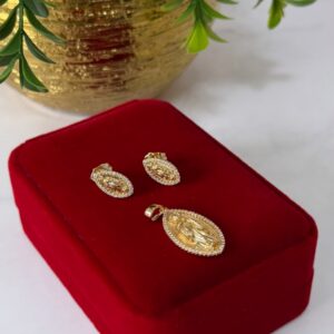 J18054  JUEGO DIJE Y ARETES DISEÑO DE LA VIRGEN CON CRISTALES
