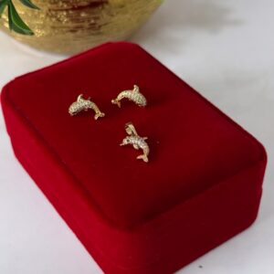 J18050  JUEGO DIJE Y ARETES DE DELFINES CON CRISTALES 18K