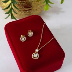 J18055  JUEGO CADENA Y ARETES DISEÑO DE CRISTALES 18K