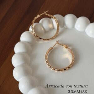 A181222 ARRACADA CON TEXTURA 3.0MM 18K