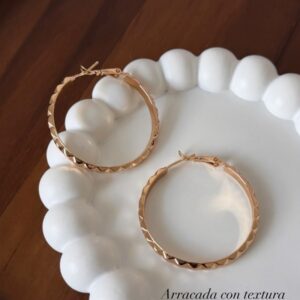 A181220 ARRACADA CON TEXTURA 4.0MM 18K