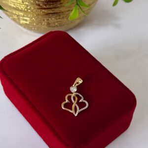 D18082 DIJE DE DOS CORAZONES ENTRELAZADOS CON CRISTALES 18K