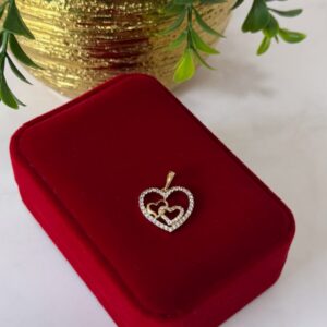 D18083 DIJE DE CORAZON CON DOS CORAZONES AL CENTRO CON CRISTALES 18K