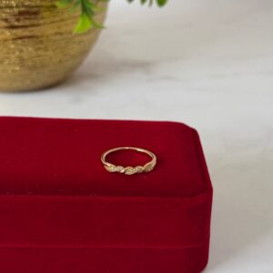 18126 ANILLO DISEÑO ENTRELAZADO CON CRISTALES 18K