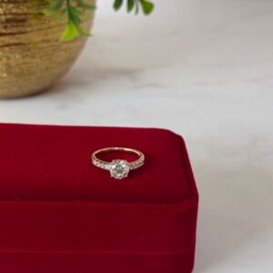18131 ANILLO CON PIEDRA AL CENTRO Y CRISTALES A LOS COSTADOS 18K