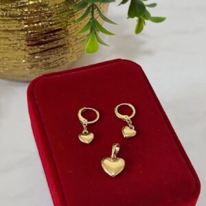 J18024 JUEGO DIJE Y ARETES DE CORAZON 18K