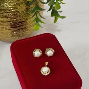 J18065 JUEGO DE DIJE Y ARETES DE PERLAS CON BRILLOS ALREDEDOR 18K