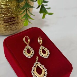 J18063 JUEGO DE DIJE Y ARETES COLGANTE CON BRILLOS 18K
