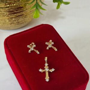 J18062 JUEGO DE DIJE Y ARETES DE CRUZ CON PIEDRAS 18K