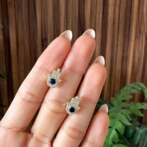 A140065 ARETE DE MANO DE FATIMA CON BRILLOS Y PIEDRA AZUL 14K