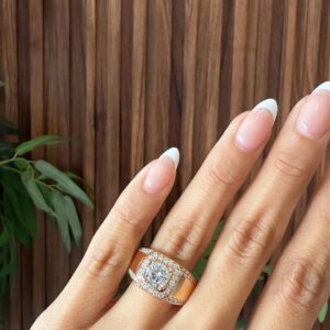 18145 ANILLO CON PIEDRA CIRCULAR AL CENTRO Y CRISTALES AL REDEDOR 18K