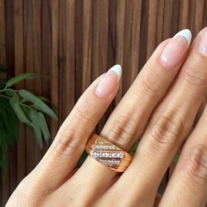 18139 ANILLO GRUESO CON 3 LINEAS DE CRISTALES AL CENTRO 18K