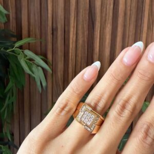 18143 ANILLO CON DISEÑO CUADRADO Y CRISTALES 18K