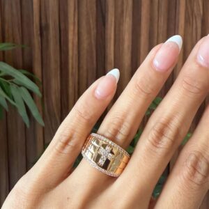 18144 ANILLO CON CRUZ DE CRISTALES AL CENTRO 18K