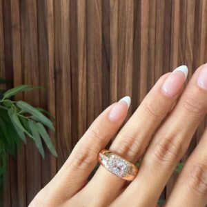 18142 ANILLO CON CRISTAL AL CENTRO Y PEQUEÑAS PIEDRAS AL REDEDOR 18K