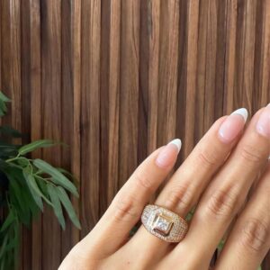 18148 ANILLO CON PEQUEÑO CRISTAL AL CENTRO Y PIEDRAS A LOS LADOS 18K