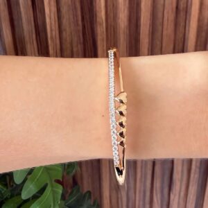 B18072 BRAZALETE CON CORAZONES Y LINEA DE CRISTALES 18K 60MM