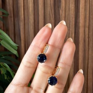 A181264 ARETE CON LINEA DE CRISTALES Y PIEDRA AZUL 18K