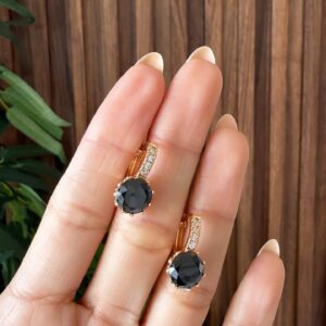 A181263 ARETE CON LINEA DE CRISTALES Y PIEDRA NEGRA 18K